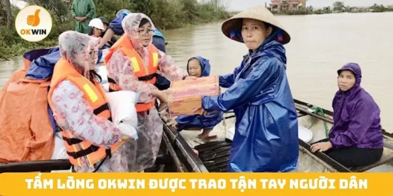 Tấm lòng Okwin được trao tận tay người dân