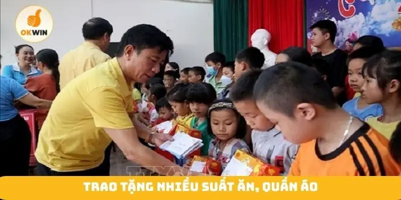 Trao tặng nhiều suất ăn, quần áo